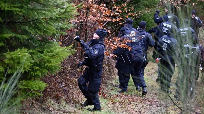 Tras el crimen, los policías buscan pruebas del asesinato de la nena en un bosque de Alemania