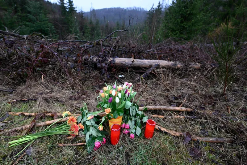 Vecinos dejaron una ofrenda floral en el lugar donde encontraron el cuerpo de Luise