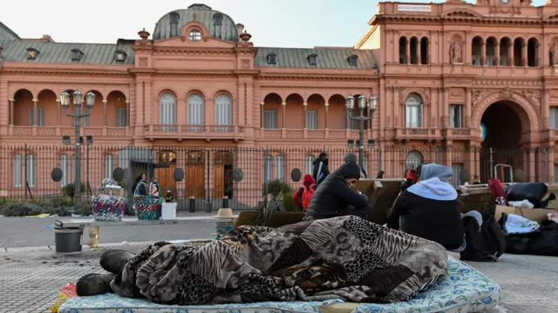 La beba de tres meses murió este viernes a la madrugada en la puerta de la Casa Rosada. (Foto: AFP) Una beba de tres meses, que estaba en situación de calle y vivía con sus padres en Plaza de Mayo, murió en la puerta de la Casa Rosada. Los efectivos de la