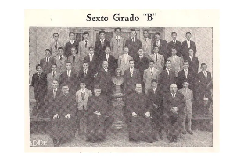 Jorge Bergoglio en el curso 6°B de la Escuela Wilfrid Barón de los Santos Ángeles en Ramos Mejía. Está en la tercera fila desde arriba y es el cuarto desde la izquierda