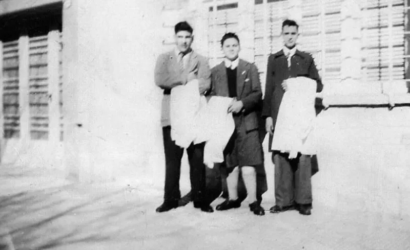 Jorge Bergoglio, a la derecha, junto a dos compañeros de la escuela Industrial N° 27