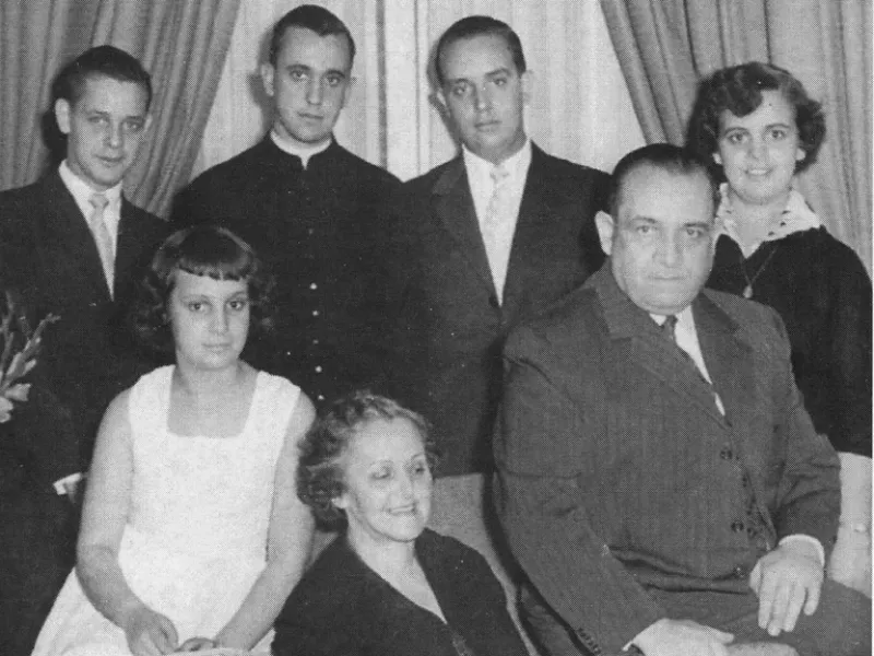 Jorge Bergoglio, segundo desde la izquierda en la fila de atrás, junto a su familia. De izquierda a derecha: Alberto Horacio, Bergoglio, su hermano Oscar Adrián y su hermana Marta Regina. En la fila de abajo desde la izquierda: su hermana María Elena, su