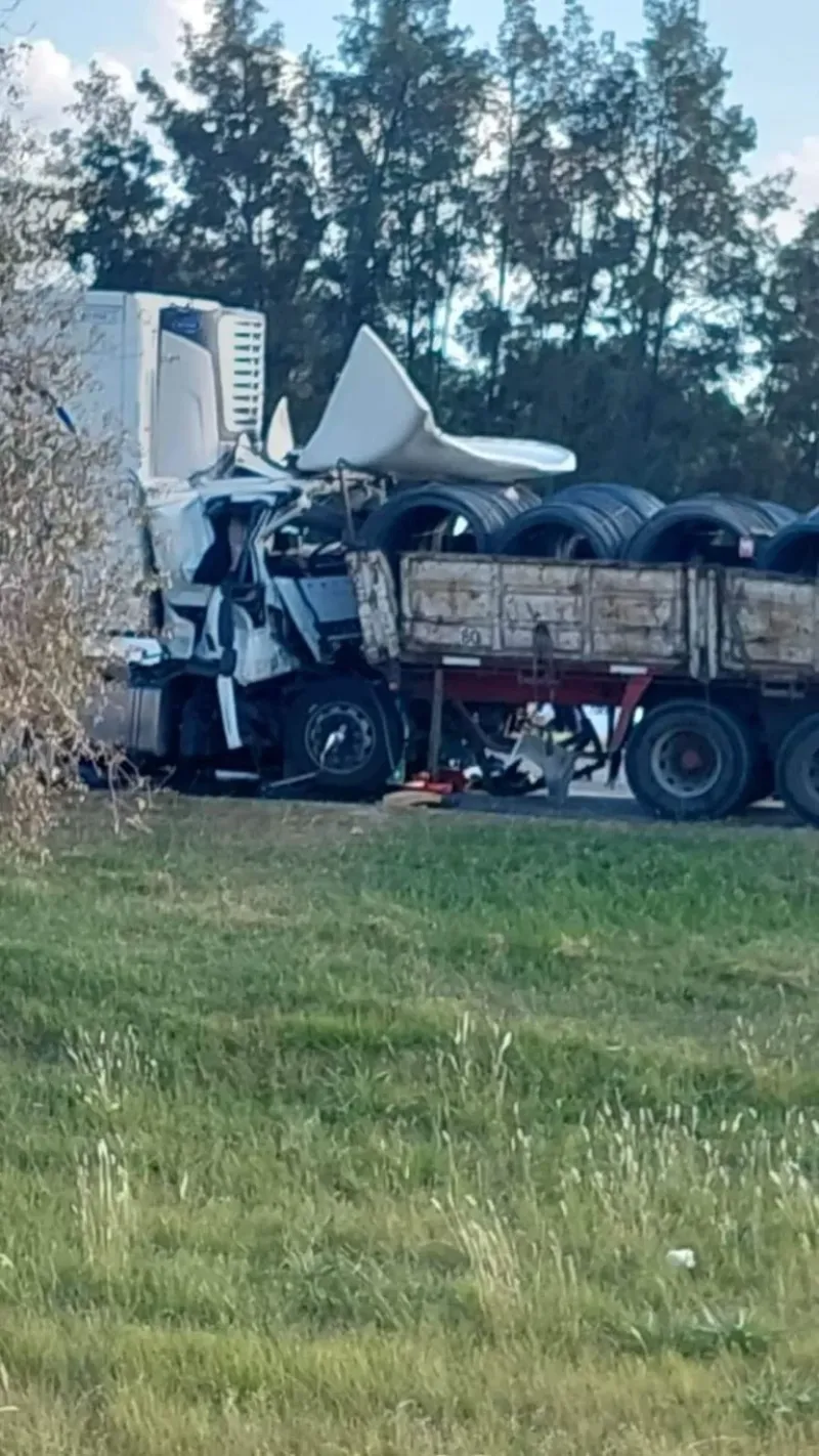 Chocaron dos camiones en la ruta 9 y hay un herido en grave estado