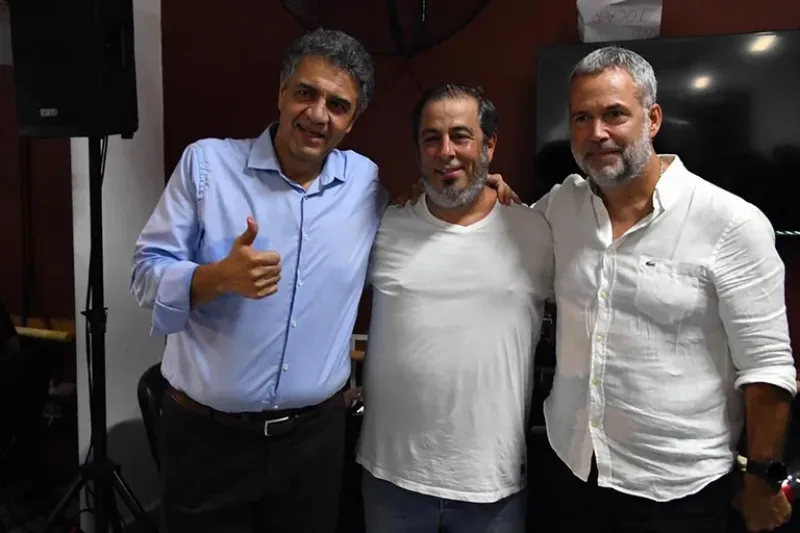 Jorge Macri, Maximiliano Corach y Augusto Rodríguez Larreta, en un sugestivo acto con presencias y estribillos sugestivos