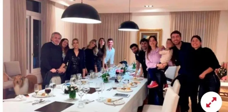 La foto más difundida de la fiesta de cumpleaños de Fabiola Yañez en la Quinta de Olivos en 2020, durante el tramo más estricto de la cuarentena.