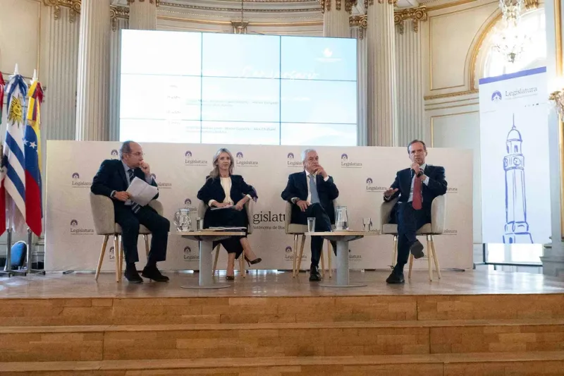 Felipe Calderón (México), Cayetana Álvarez de Toledo, Sebastián Piñera (Chile) y a la derecha, Jorge ”Tuto” Quiroga (Bolivia).