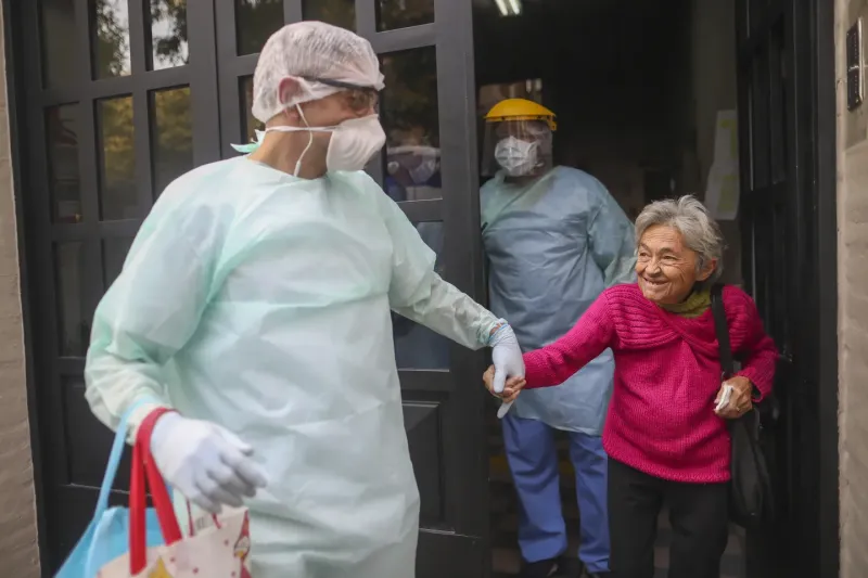  En esta foto de archivo del 22 de abril de 2020, el personal médico evacua a una anciana de un asilo después de que varios residentes de la instalación dieron positivo por al COVID-19 en Buenos Aires. 