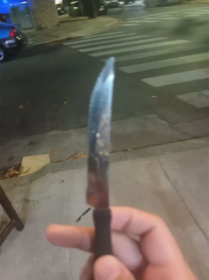  Este es el cuchillo con el que se defendió uno de los comensales que fue asaltado por los delincuentes