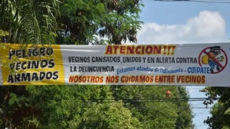 Cansados de los robos en la zona, los vecinos decidieron dejarle un mensaje intimidatorio a los delincuentes. 