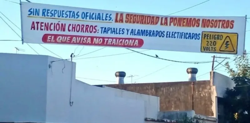 Otro de los pasacalles que pusieron los vecinos de Santa Fe, hartos de la inseguridad.