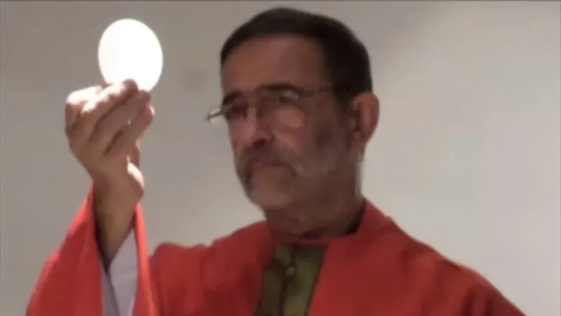 El cura condenado, en plena ofrenda de la Eucaristía