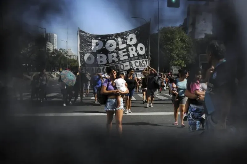 MILITANTES DEL POLO OBRERO, EL MST Y OTROS MOVIMIENTOS PIQUETEROS, PERMANECIERON ACAMPANDO EN PLENA AVENIDA 9 DE JULIO.