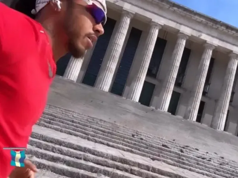 Hamilton corriendo cerca de las escalinatas de la Facultad de Derecho