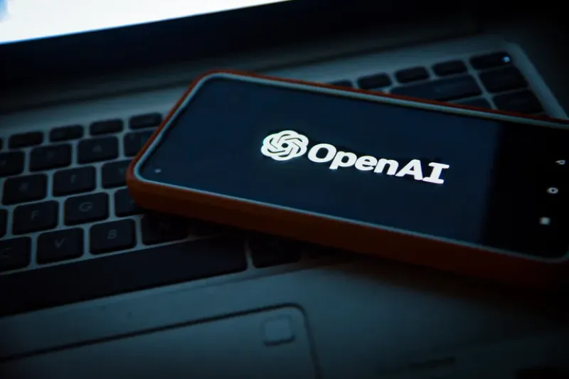 El objetivo de OpenAI era que la IA fuera abierta con el objetivo central de minimizar los riesgos de esta tecnología para la raza humana. Con los años, el laboratorio se desvió de esta meta inicial