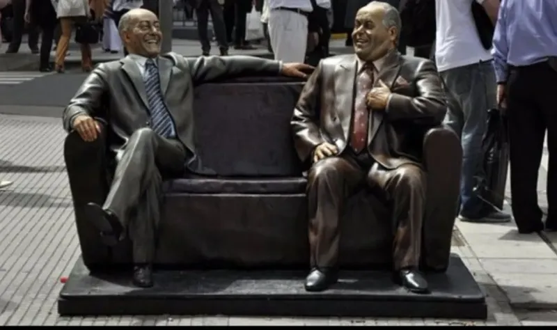 Álvarez y Borges, un símbolo del humor, en bronce en la calle Corrientes