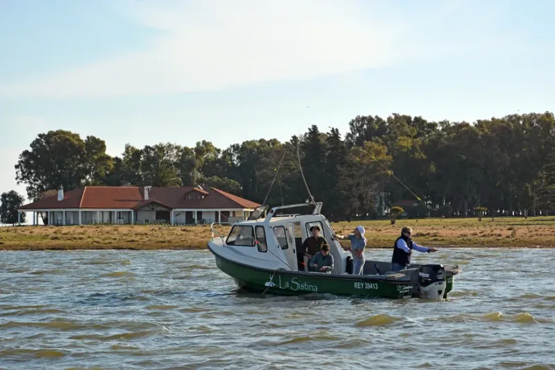 A la isla se puede acceder en lancha y en pocos minutos desde el muelle privado que hay en la costa de Guaminí