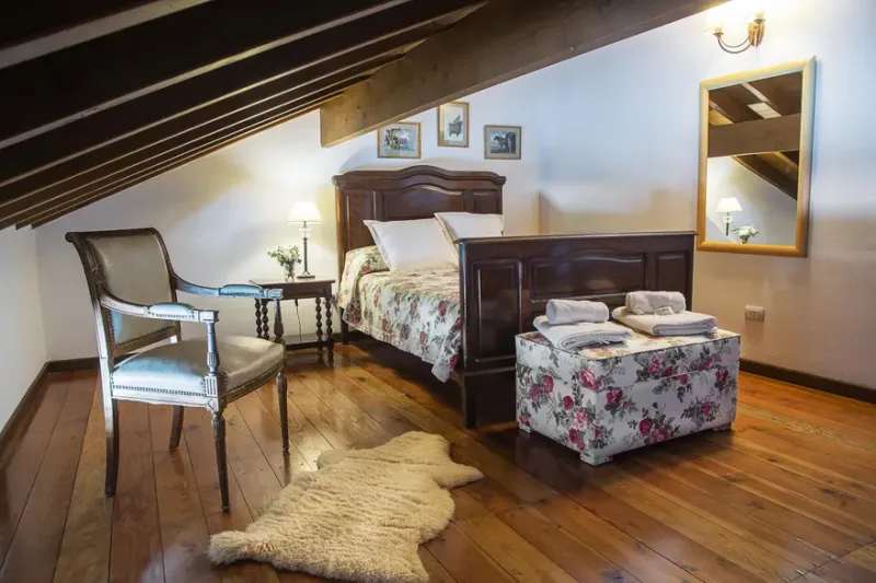 El lodge cuenta con ocho confortables habitaciones, todas con muebles de estilo y colores cálidos