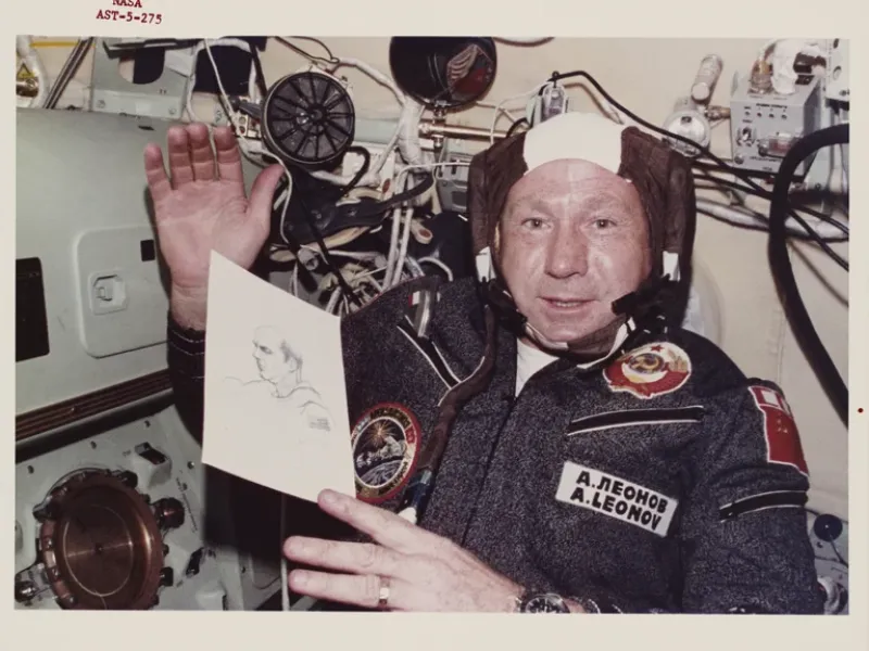 Leonov en 1975 durante la Misión Soyuz-Apollo, con uno de sus dibujos. El 18 de marzo de 1965, hace cincuenta y ocho años, fue el primer hombre en caminar por el espacio exterior