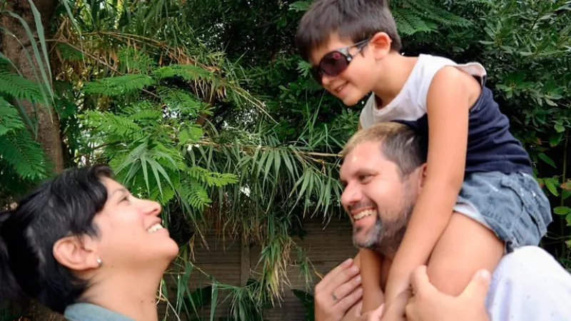 Luan junto a Natalia y Fernando, su mamá y papá