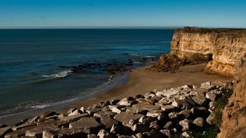 Dos hermanos de 9 y 11 años hicieron un sorprendente descubrimiento en la playa