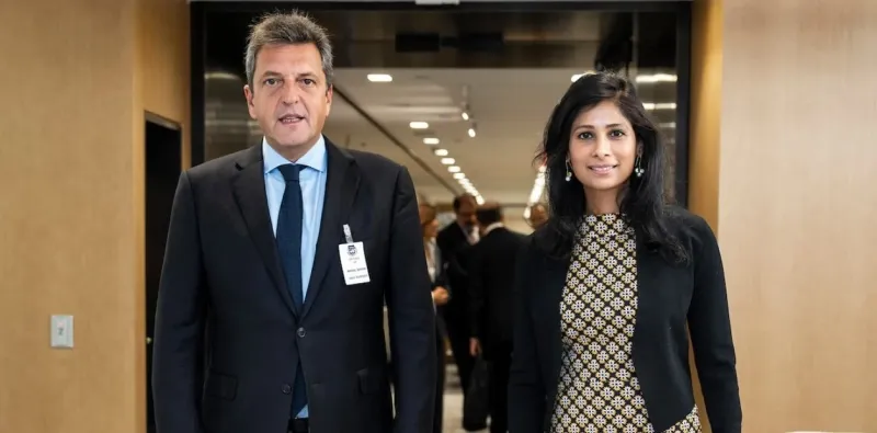 El ministro Sergio Massa con la número dos del FMI, Gita Gopinath.