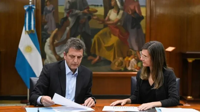 El ministro de Economía Sergio Massa junto a la titular del Anses, Fernanda Raverta.