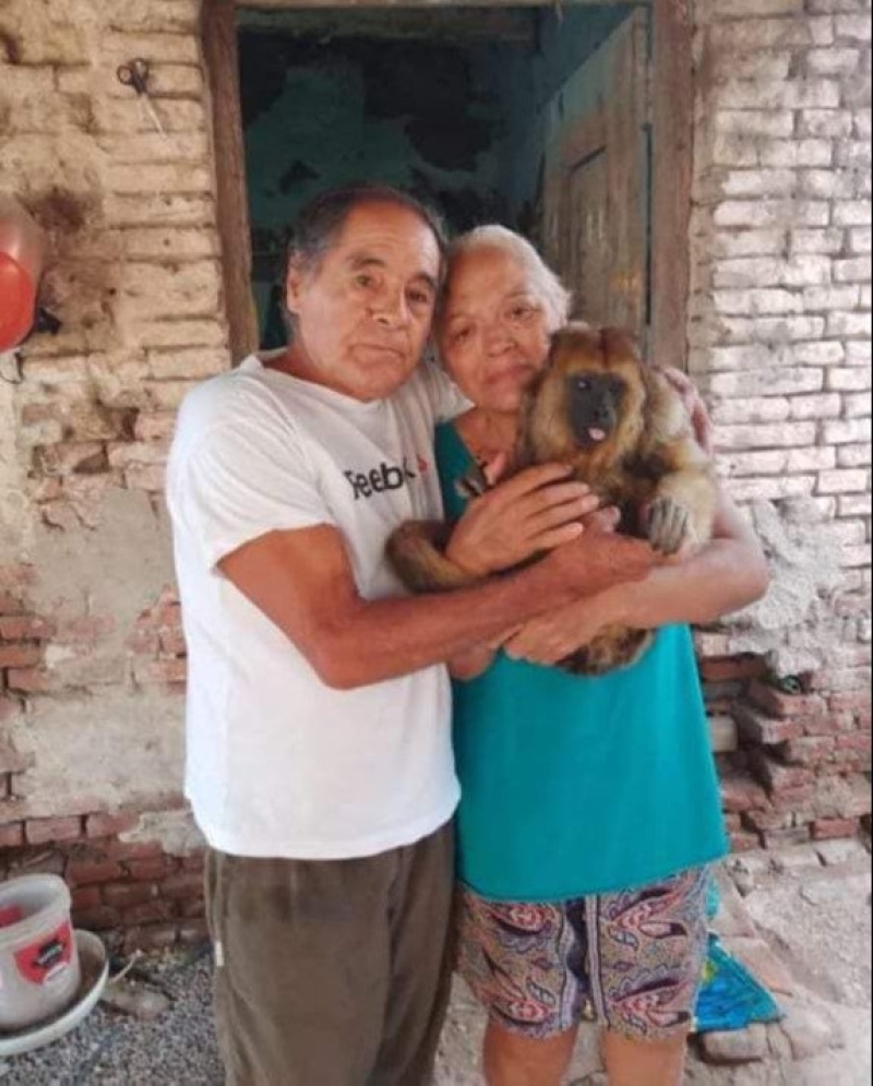 Se moviliza Carhué: quieren que les devuelvan a la monita ”Panchita”La última foto de ”Panchita” con su familia, Alberto y Nélida.