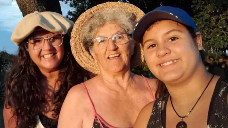 Tres generaciones de mujeres rurales: Mariana (izq), junto a su mamá y Amparo, su hija