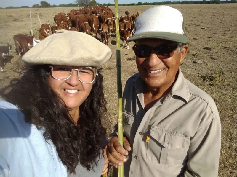 Mariana junto a su papá, trabajando con la hacienda en plena sequía