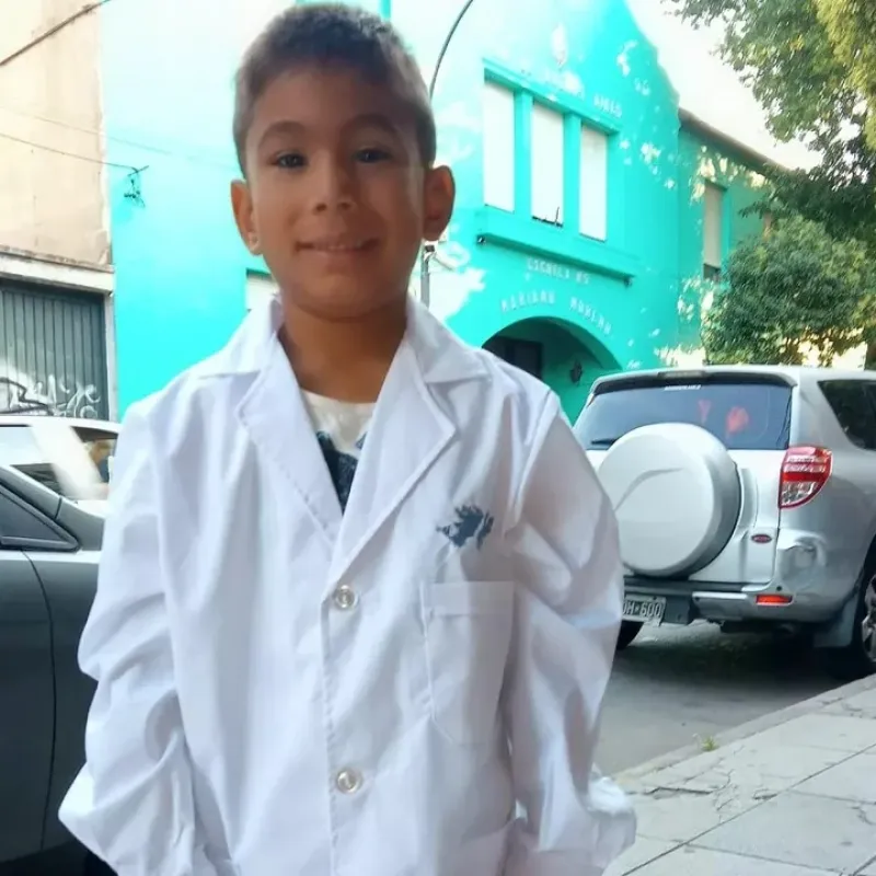  Agustín Giraldez, en su primer día de clases, luciendo el flamante guardapolvo con las Islas Malvinas bordadas.