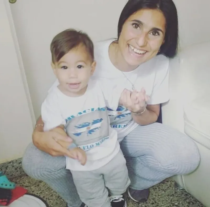 Vanesa Luna y su hijo Agustín, con un año. El estampado de las remeras: ”Gracias, abuelo Mario”.
