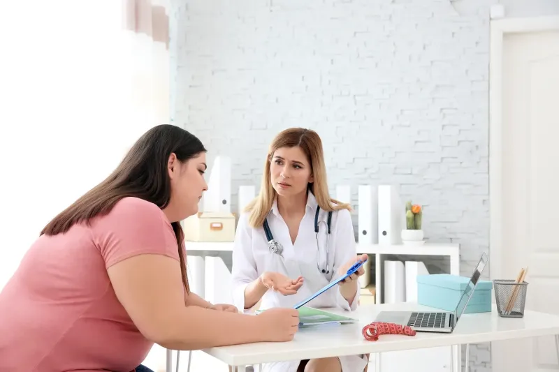 La consulta con un especialista es fundamental para tratar la obesidad. 