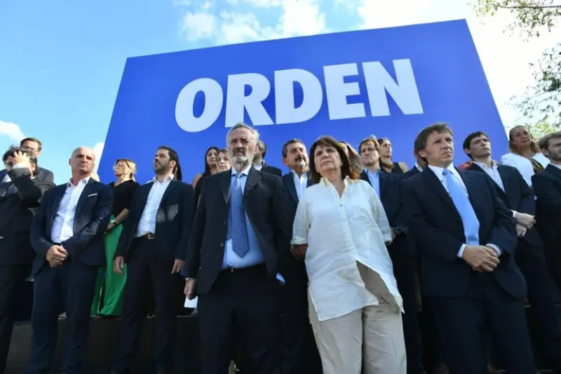 Con un imponente cartel con la palabra ”Orden”, Patricia Bullrich se mostró en un acto de campaña junto a Joaquín de la Torre y el intendente Jaime Mendez en San Miguel