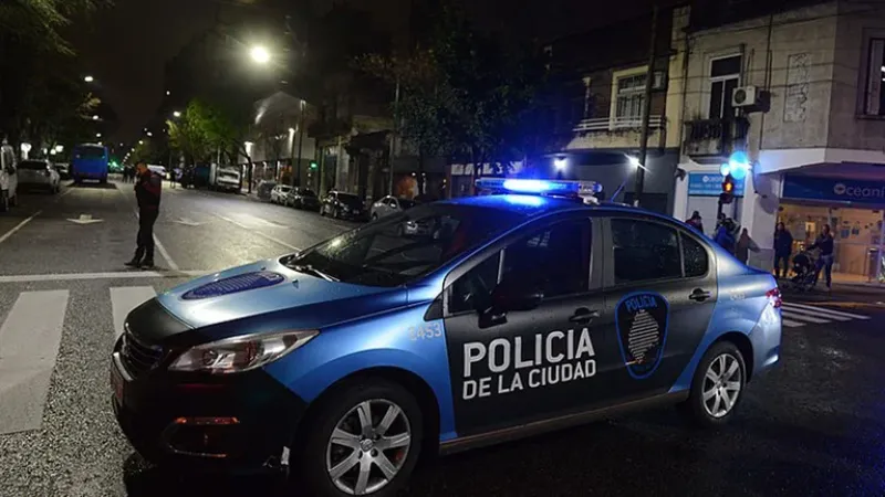 Mataron a una policía en Merlo: viajaba con su familia y le tiraron con un adoquín desde un puente