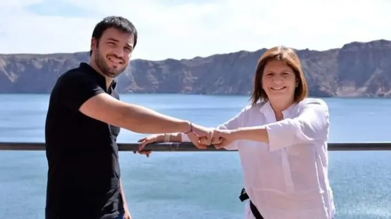 Patricia Bullrich junto a Gerardo Merino, su candidato para la intendencia de Trelew.