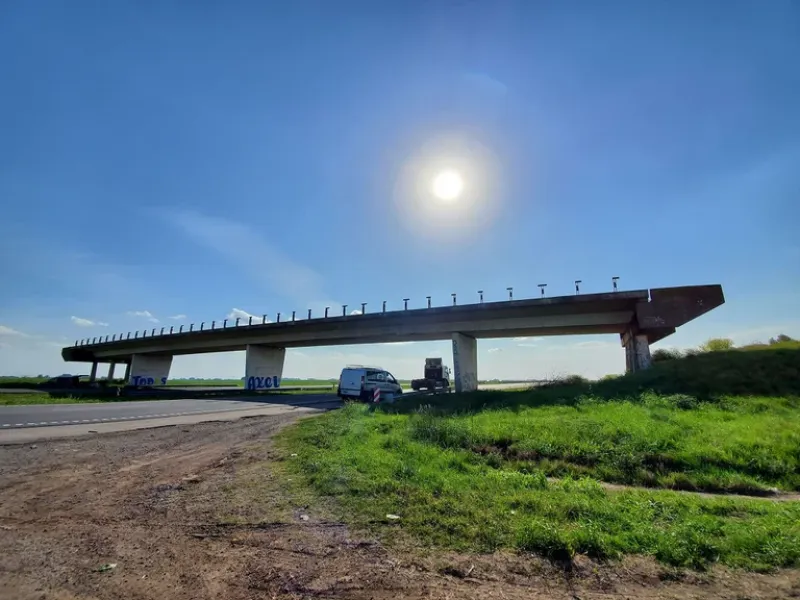 El puente a ninguna parte, en el kilómetro 192 de la ruta 9, la principal ruta hacia el norte, que conecta Buenos Aires con Rosario y Córdoba