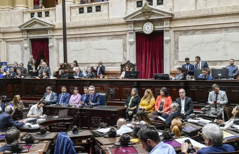 El jefe de Gabinete de Ministros de la Nación, Agustín Rossi, se presentó ante la Cámara de Diputados para brindar detalles del informe de gestión número 135, a los 27 días hábiles de haber asumido en el cargo. Ciudad de Buenos Aires, 29 de marzo de 2023