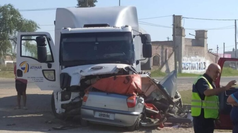 Un camión se cruzó de carril y chocó contra una familia que falleció al instante.