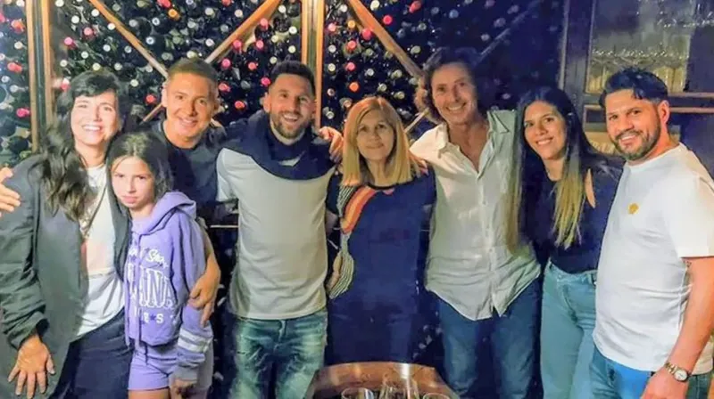 Lionel Messi y Adrián Suar entre familia y amigos en la Parrilla Don Julio.