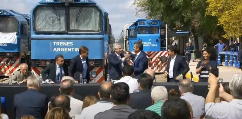 Alberto Fernández se mostró con Massa en la vuelta del tren a Mendoza.