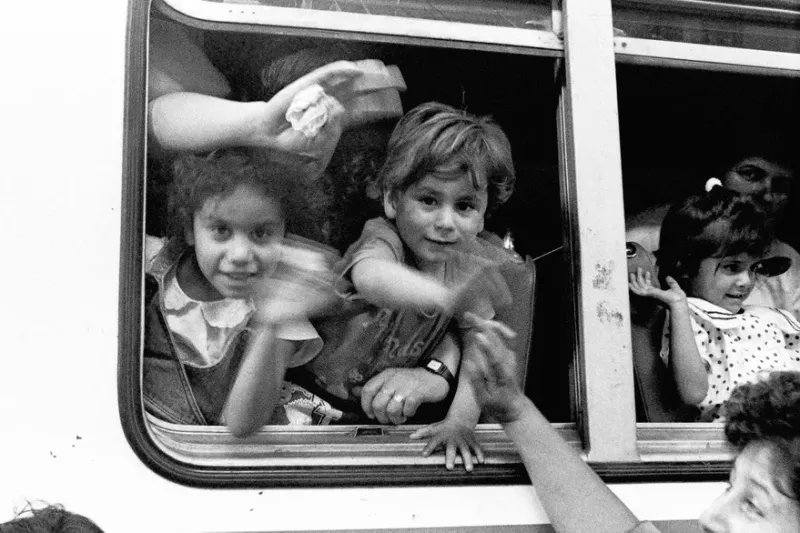 El saludo de los chicos en el viaje en tren a Tucumán