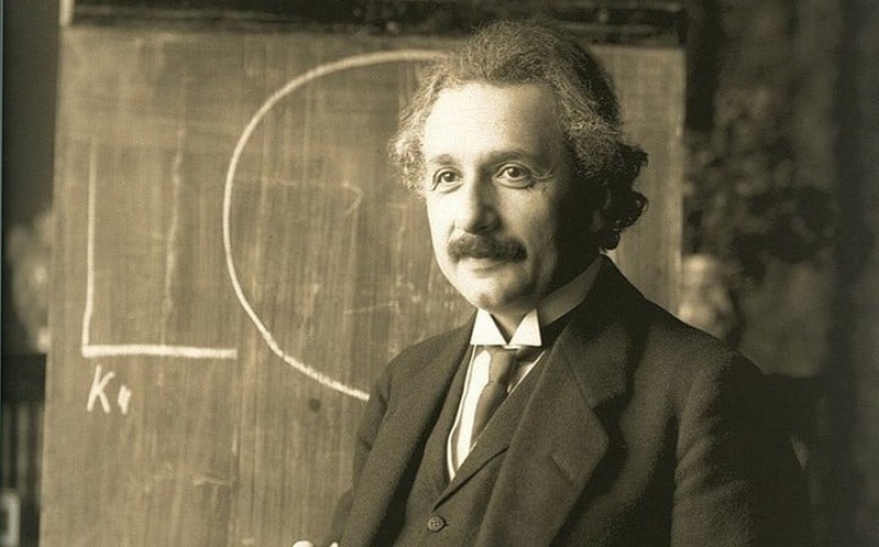 La teoría de la relatividad general de Einstein: la revolución científica que abrió el juego a pensar físicamente los viajes en el tiempo.