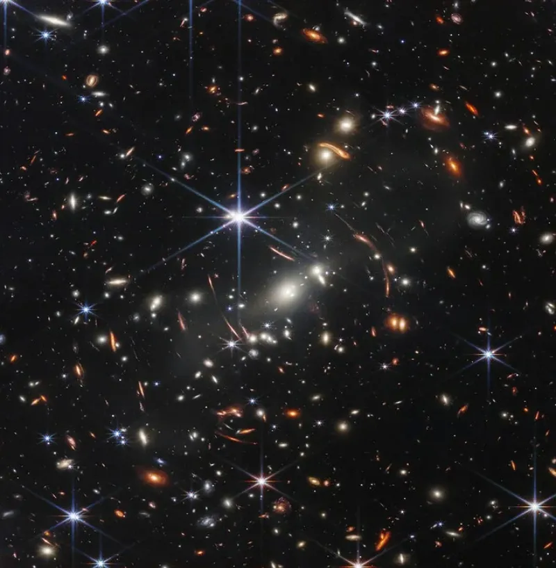 Una imagen del telescopio Webb. La luz en esta imagen tiene 4600 millones de años. 
