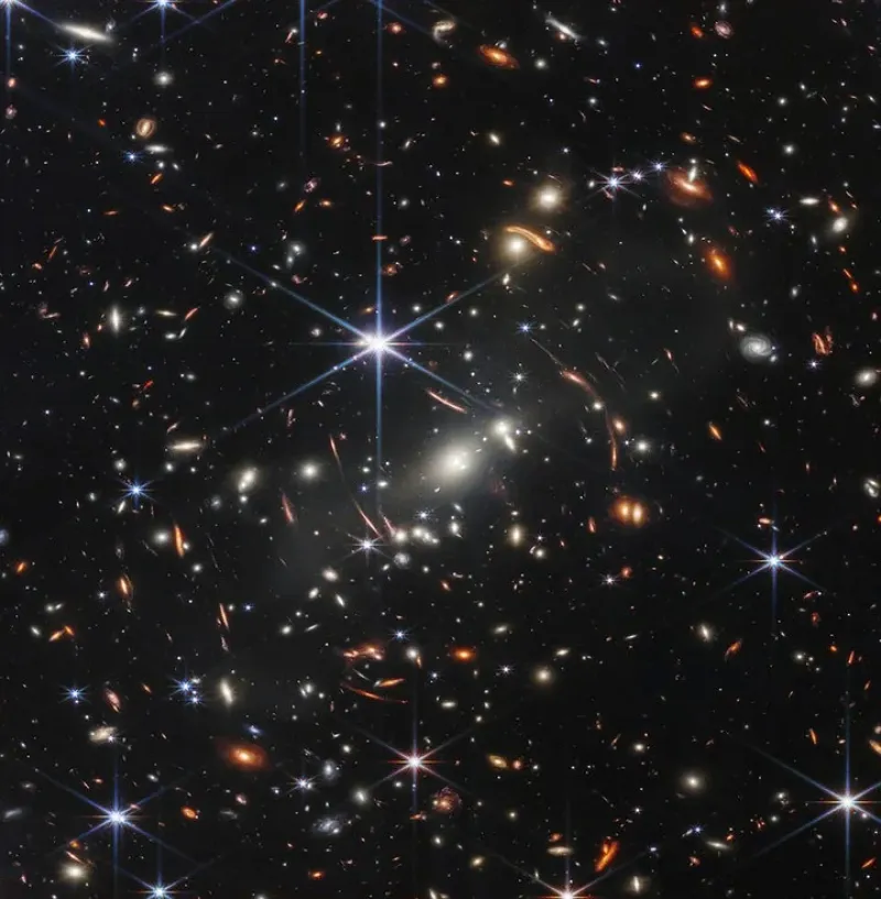 Una imagen del telescopio Webb. La luz en esta imagen tiene 4600 millones de años.
