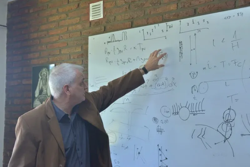 El doctor Romero muestra su pizarra, repleta de fórmulas y ecuaciones. Foto: Constanza Niscovolos 