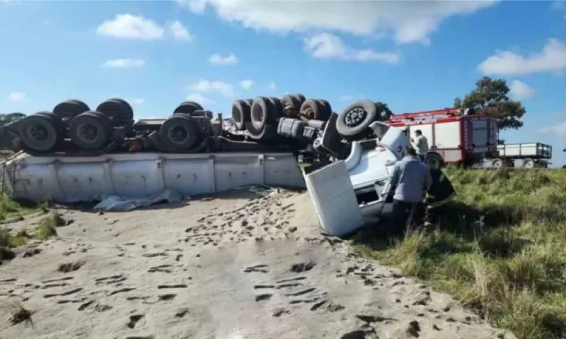 Un camión cargado de arena volcó en la Ruta 51 cerca de Pringles: un herido