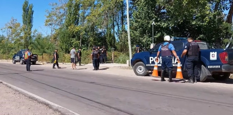 La Policía trabaja en el lugar donde una jauría de perros atacó a un nene de 5 años, en Mendoza.