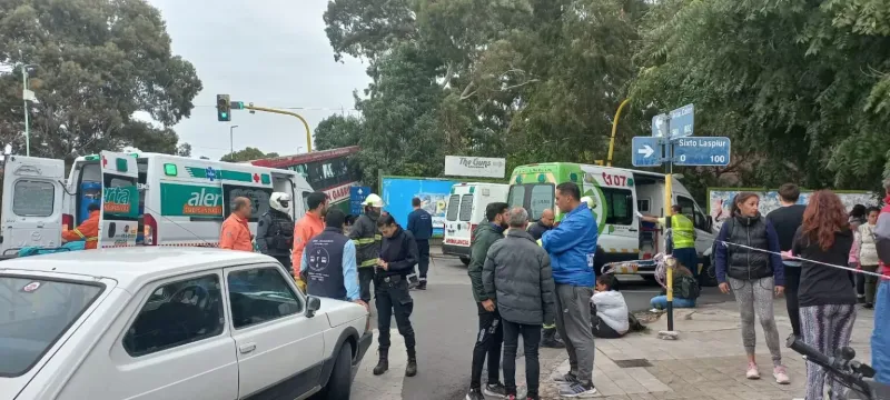 Feroz choque entre auto y colectivo frente al estadio de Olimpo en Bahía Blanca: hay 20 heridos