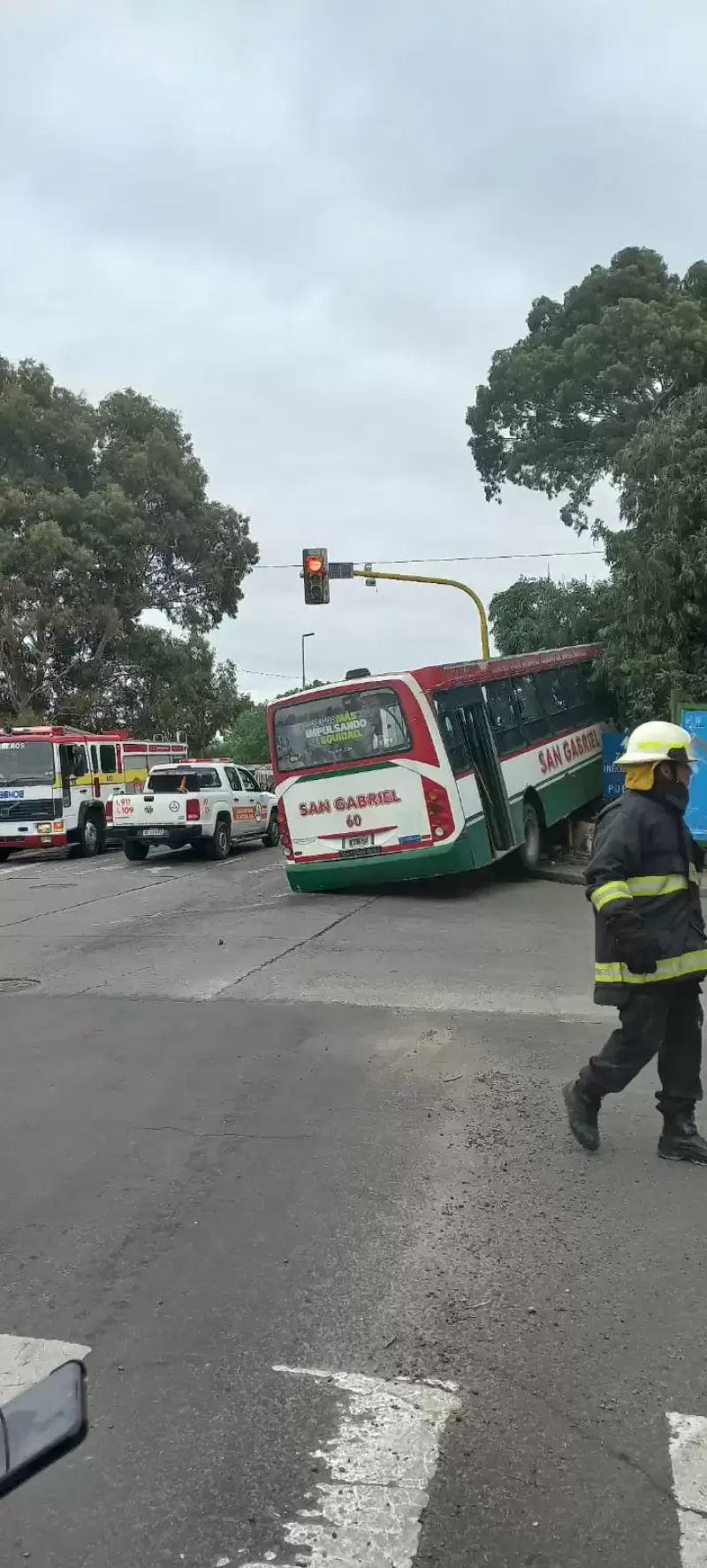 Feroz choque entre auto y colectivo frente al estadio de Olimpo en Bahía Blanca: hay 20 heridos