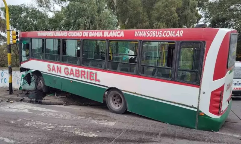 Feroz choque entre auto y colectivo frente al estadio de Olimpo en Bahía Blanca: hay 20 heridos